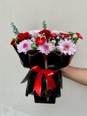 Cumpleaños-Ramillete de cumpleaños de criantemos y rosas