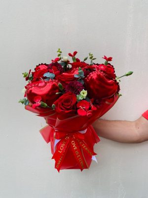 Amor - Aniversario- Ramo de mano de Rosas y GLOBOS