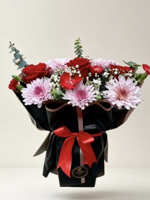 Cumpleaños-Ramillete de cumpleaños de criantemos y rosas